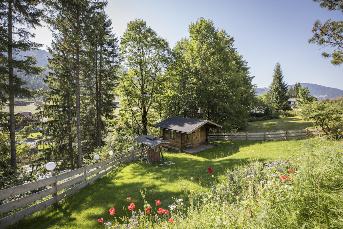 Gartenhaus mit Grillplatz